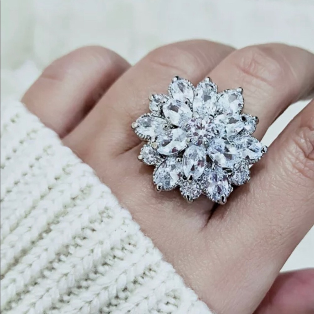 Gorgeous Flower Ring - Picture 2 of 3